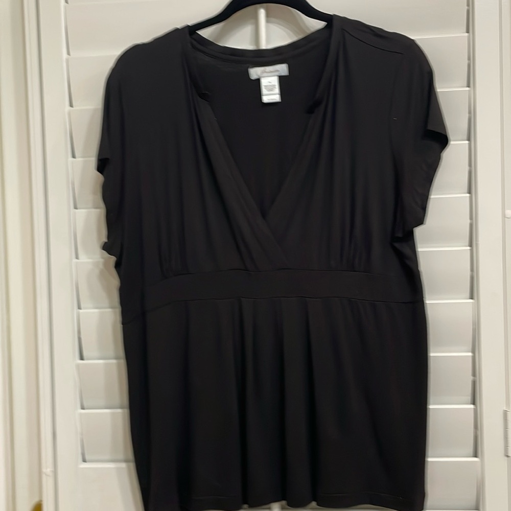 JH Collectibles XL Black Short Sleeve V-Neck Top.